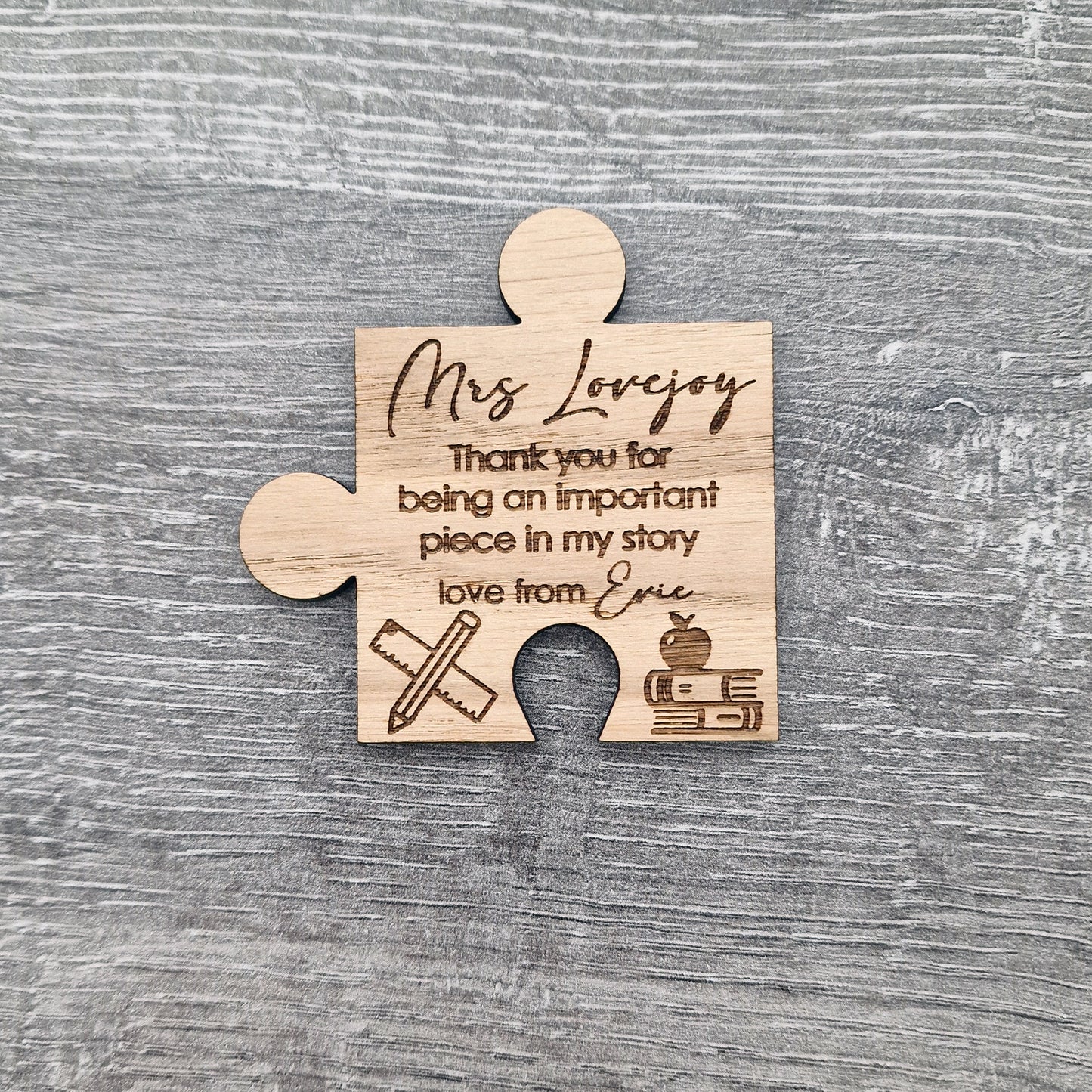 Personalised Thank you Teacher Magnet – Jigsaw Piece Teacher Gift with Apple, Books & Pencil Motif – Custom Name Fridge Magnet Keepsake