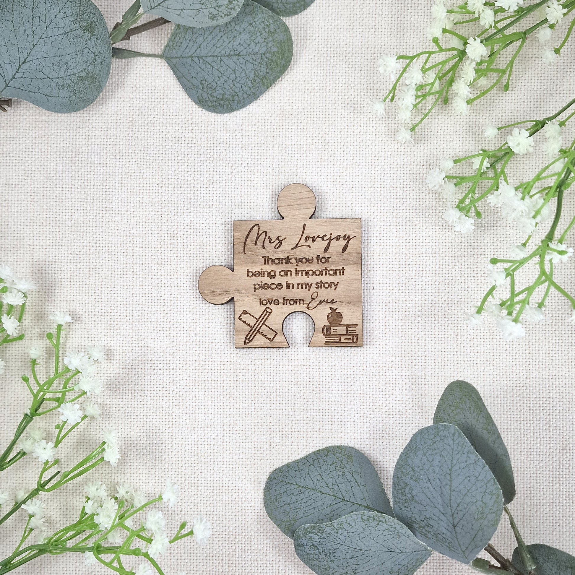 Personalised Thank you Teacher Magnet – Jigsaw Piece Teacher Gift with Apple, Books & Pencil Motif – Custom Name Fridge Magnet Keepsake