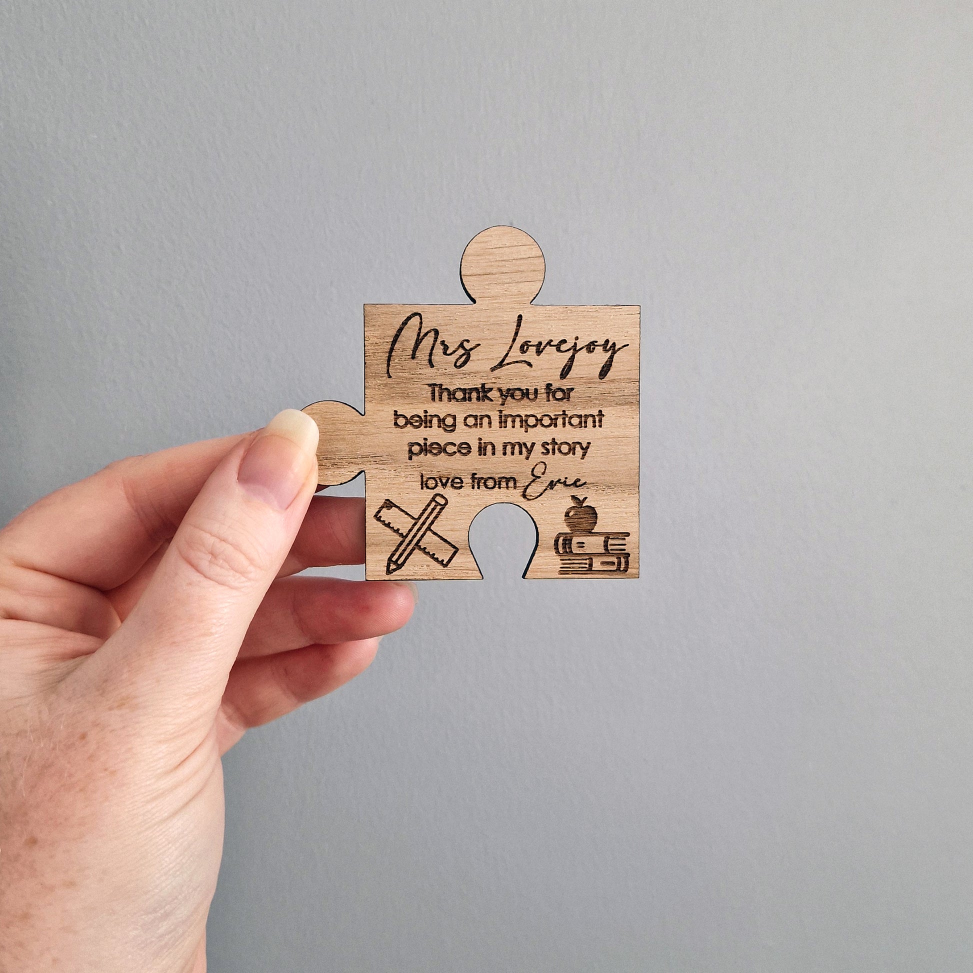 Personalised Thank you Teacher Magnet – Jigsaw Piece Teacher Gift with Apple, Books & Pencil Motif – Custom Name Fridge Magnet Keepsake