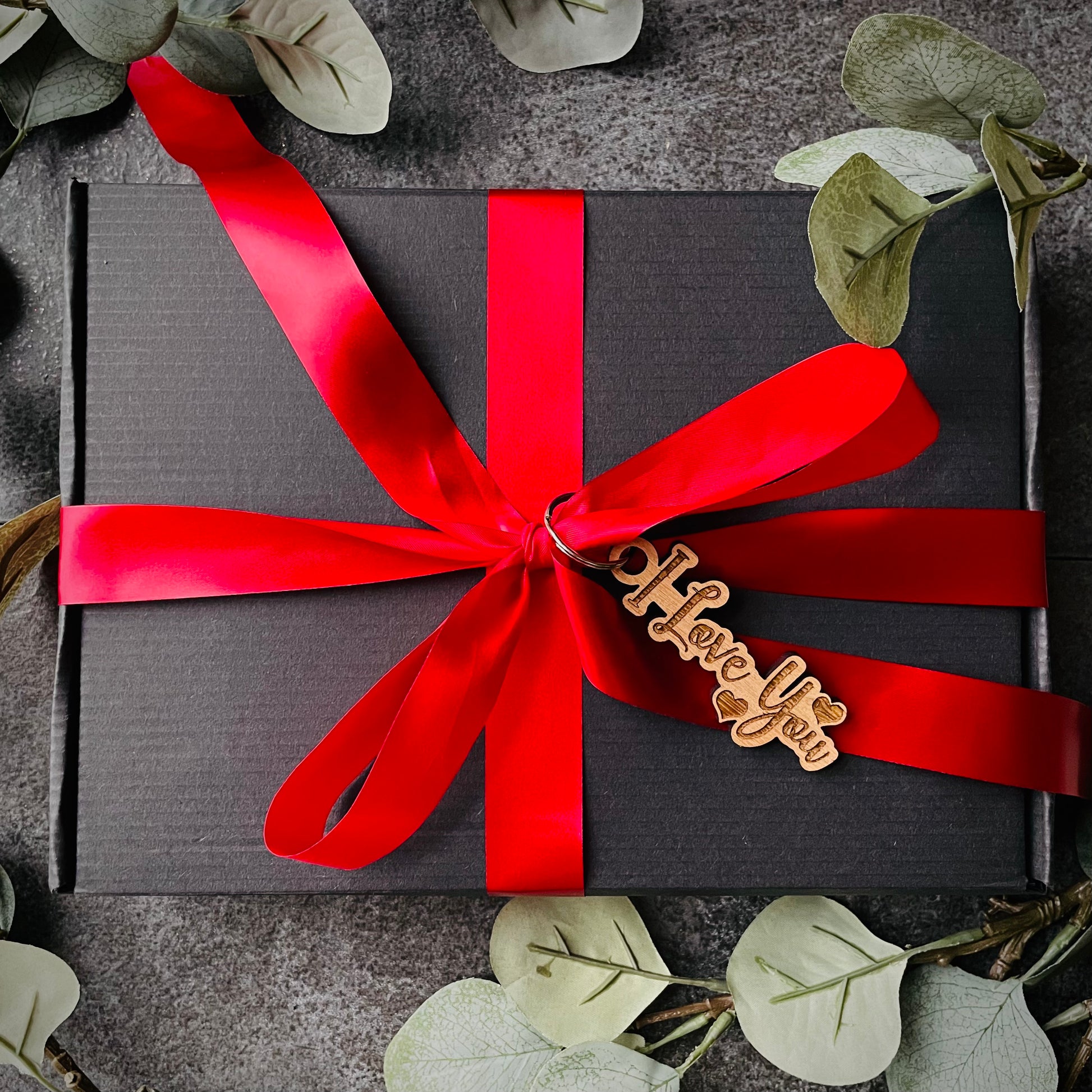 Luxury Valentines Day Chocolate Hamper Gift - 20 FULL SIZE Chocolate Bars  - Chocolate Gift - Valentines Box