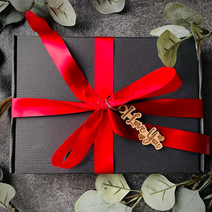 Luxury Valentines Day Chocolate Hamper Gift - 20 FULL SIZE Chocolate Bars  - Chocolate Gift - Valentines Box