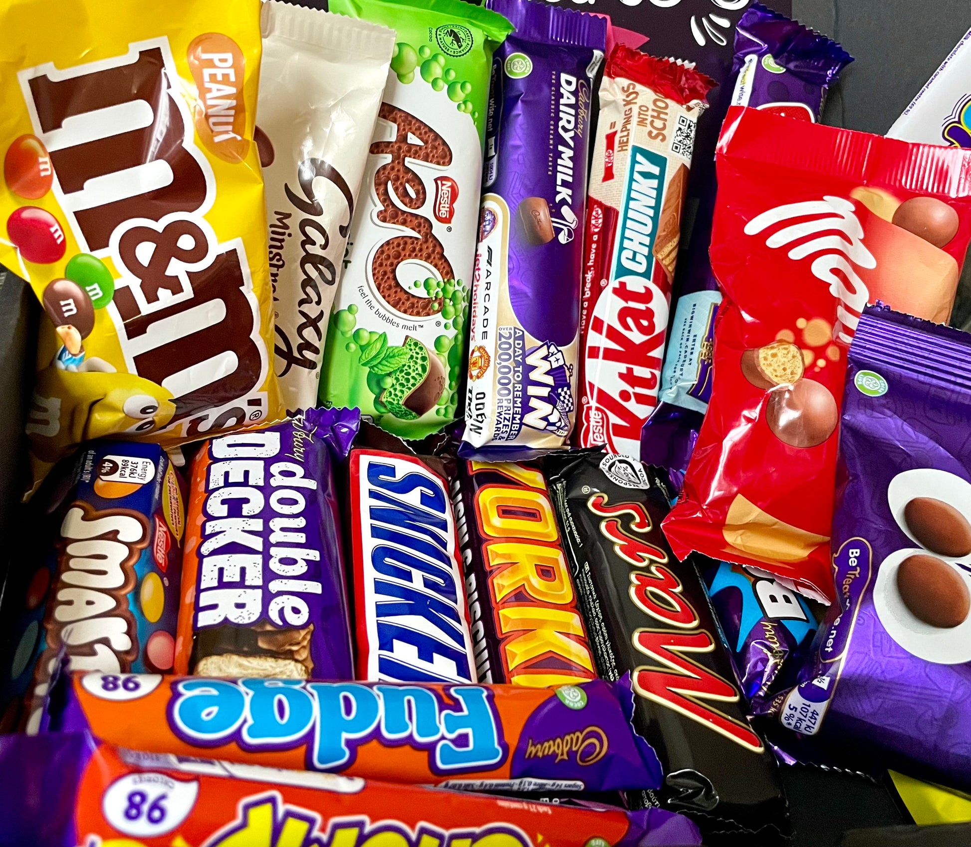 Luxury Valentines Day Chocolate Hamper Gift - 20 FULL SIZE Chocolate Bars  - Chocolate Gift - Valentines Box